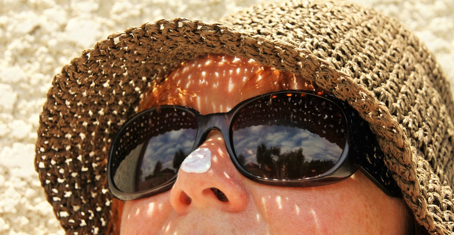 Bingung Cara Reapply Sunscreen saat Pakai MakeUp? Intip Tips Ini Aja!