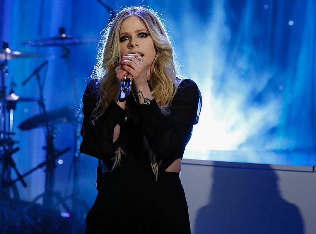 COVID-19 Jadi Pandemi, Avril Lavigne Batalkan Seluruh Konser 'Head Above Water'