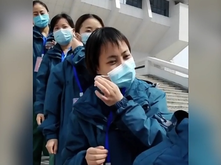 Aksi Lepas Masker Petugas Medis di Wuhan Rayakan Penutupan Rumah Sakit Virus Corona