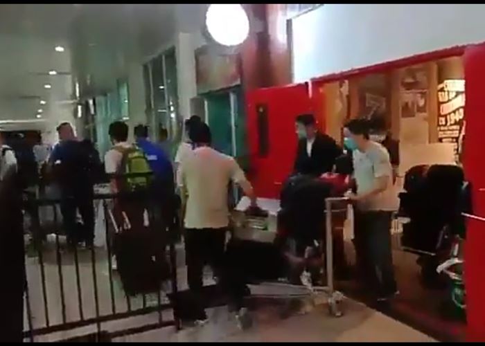 Viral Video Puluhan WNA Cina Datang ke Bandara Haluoleo, Ini Faktanya