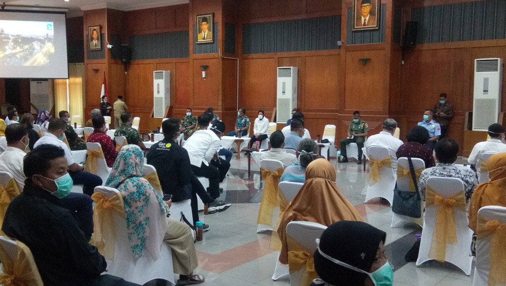 Gelar Rapat Penanganan COVID-19, Pemkot Surabaya Batasi Jarak Kursi