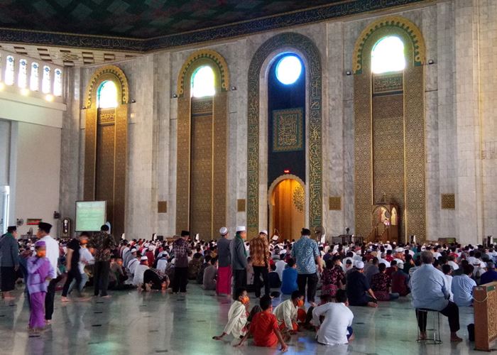 Ribuan Jamaah Banjiri Masjid Al-Akbar Surabaya untuk Melaksanakan Salat Jumat