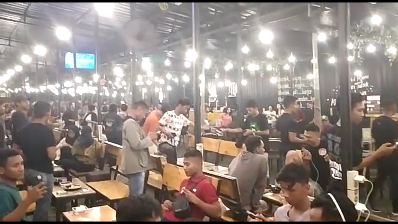 1584928956-ratusan-pengunjung-kafe-di-Surabaya-dibubarkan.jpg