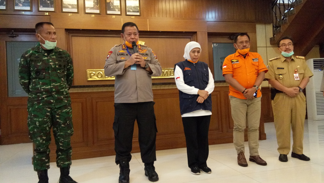 Polisi dan TNI Kerjasama Tertibkan Tempat Keramaian di Jawa Timur