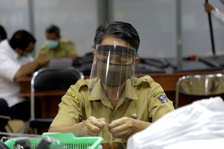 Pemkot Surabaya Produksi Face Shield dan Masker untuk Tenaga Medis