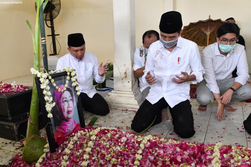 Pemakaman Ibunda Jokowi Dilakukan dengan Tradisi Upacara 'Brobosan'