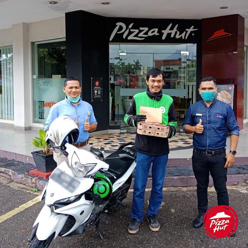 Pizza Hut Beri Reward Driver Ojol yang Viral Lindungi Pizza dari Mobil Disinfektan