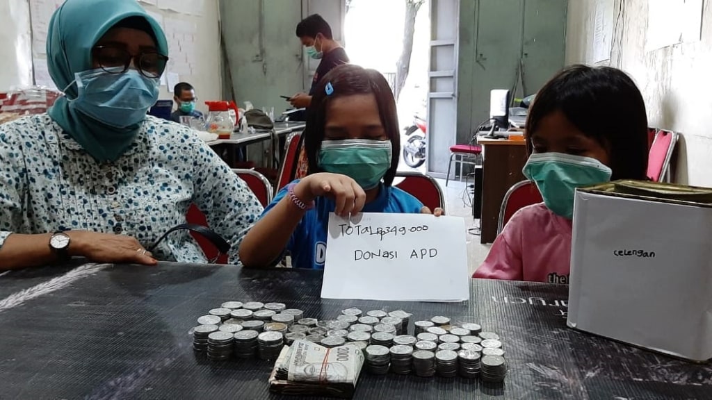 Inspiratif! 3 Bocah SD di Makassar Bongkar Celengan untuk Donasi APD Tim Medis