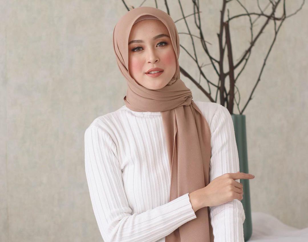 Yuk, Intip Gaya Hijab Praktis Biar Tetap Kece Waktu Meeting Online