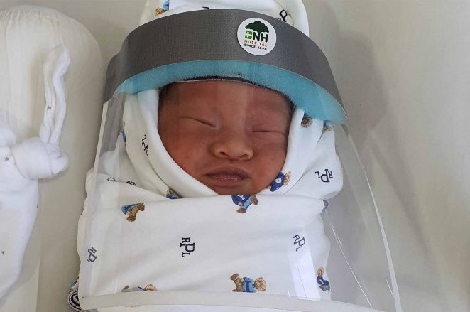Bayi Baru Lahir di Thailand Dipakaikan Pelindung dari COVID-19