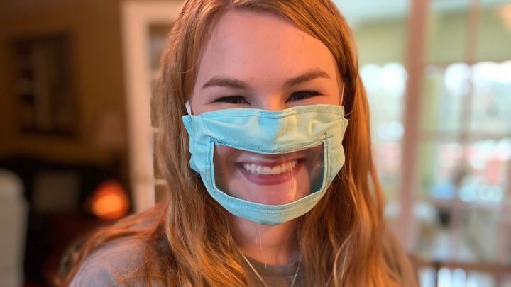 Mahasiswi di AS Bikin Masker untuk Orang Tuli