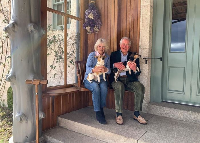 Besok Rayakan 15 Tahun Pernikahan, Pangeran Charles - Camilla Pamer Foto Bersama