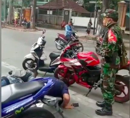 Langgar Aturan PSBB di Jakarta, Remaja Ini Dihukum Push Up