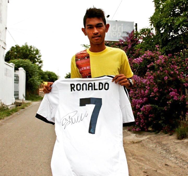 Perangi Corona, Anak Angkat Ronaldo di Aceh Lelang Jersey