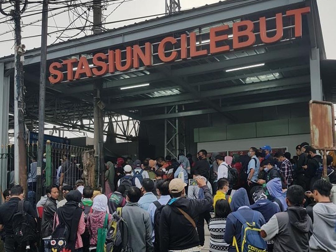 Hari ke-4 PSBB di Jakarta, Penumpang KRL Masih Padati 5 Stasiun