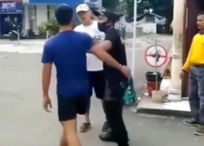 Dilarang Masuk Komplek karena Tak Pakai Masker, Pria Ini Ngamuk ke Warga