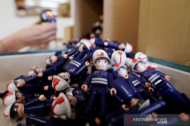 Pabrik Mainan di Ceko Bikin Figurine Pakai Masker untuk Donasi Beli APD 