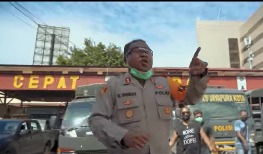 Ajak Warga Waspada COVID-19, Polisi Jayapura Nyanyikan Lagu Rap ‘Sa Pu Cinta Dilockdown’