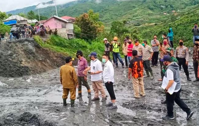 Duh! Jalan Longsor di Sumbar Bikin Kiriman Bahan Pokok Terhambat