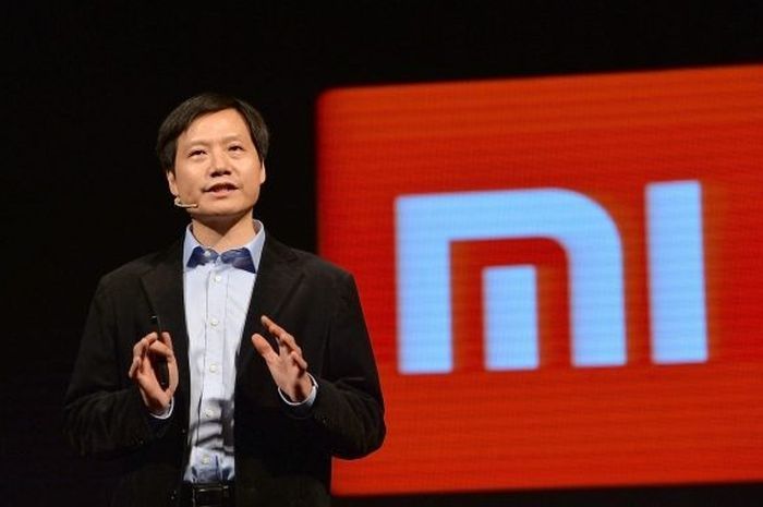 Ketahuan Pakai iPhone, CEO Xiaomi Diprotes Mi Fans