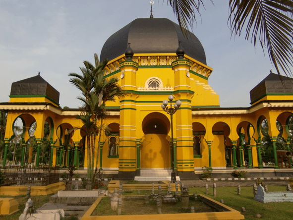 Ini Dia Masjid Tertua di Kota Medan, Cantik dan Megah! 