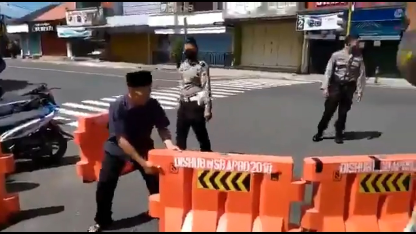 Aksi Nekat Pria Bongkar Pembatas Jalan di Wonosobo Berujung Permintaan Maaf