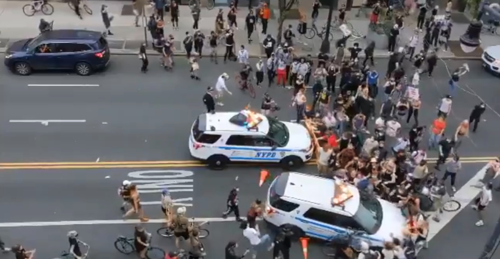 Duh! Viral Mobil Polisi Tabrak Kerumunan Demonstran di New York