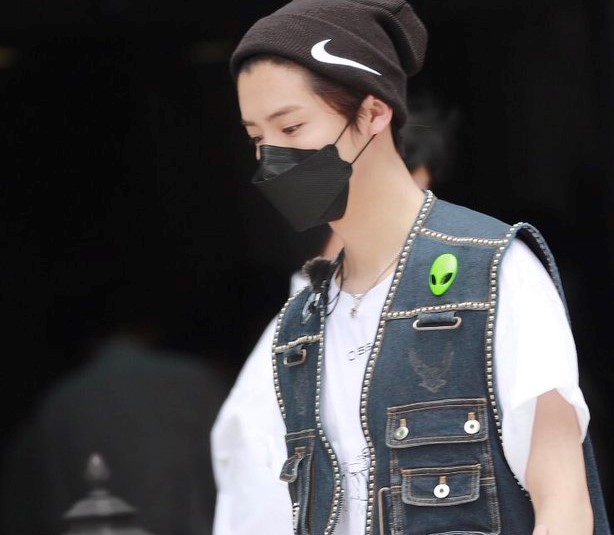 Dikecam Netizen, Clothing Brand ‘Vest Syahadat’ Luhan Eks EXO Minta Maaf