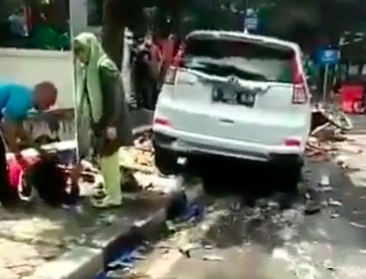 Diduga Mengantuk, Seorang Ibu Tabrak Pedagang Hingga Ringsek