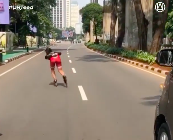 Viral Video Main Sepatu Roda di Jalanan Senayan, Bahaya Nggak Sih?
