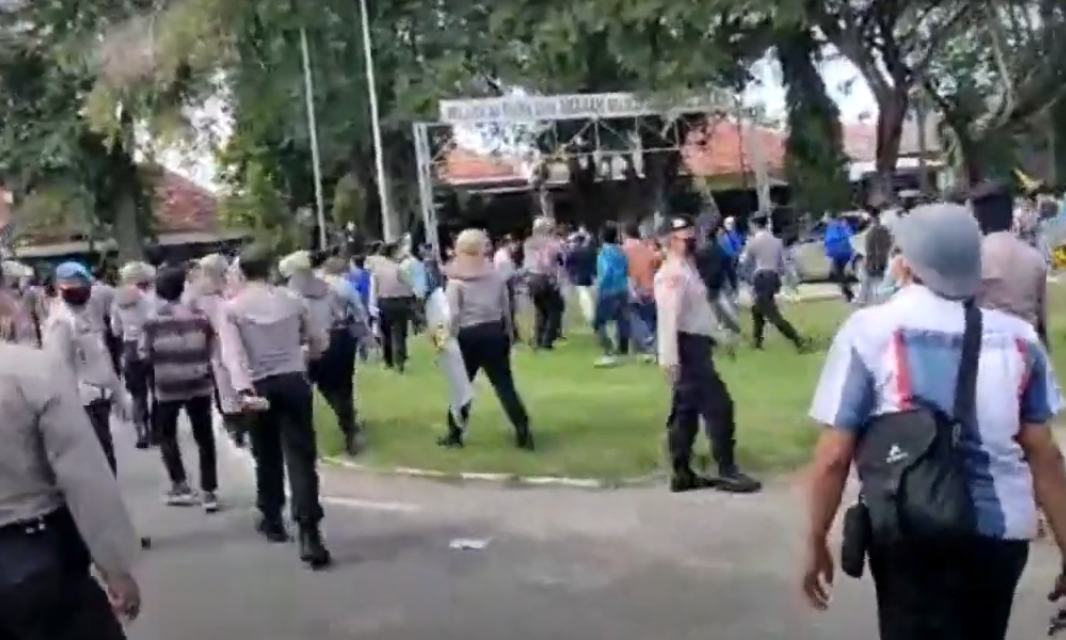 Demo Penolakan Tambang di Pamekasan Diwarnai Bentrok Mahasiswa dan Polisi
