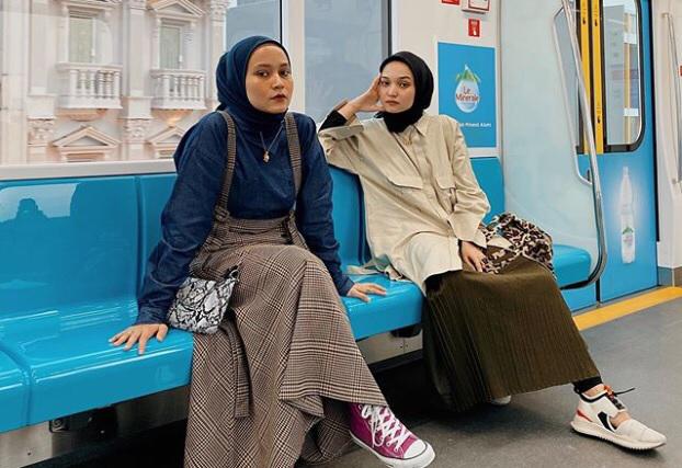 Intip Gaya 2 Selebgram Hijab Mix and Match Rok agar Tampil Stylish