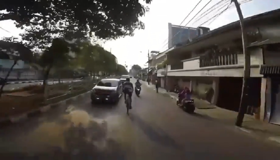 Viral, Aksi Pesepeda Nekat Lawan Arus di Jalan Raya