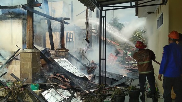 Duh! Kebakaran Lahap Bangunan di Kompleks Pesantren Darul Arafah Sumut
