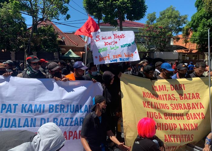 Ratusan Massa Pekerja Seni Surabaya Kembali Datangi Balai Kota Surabaya 