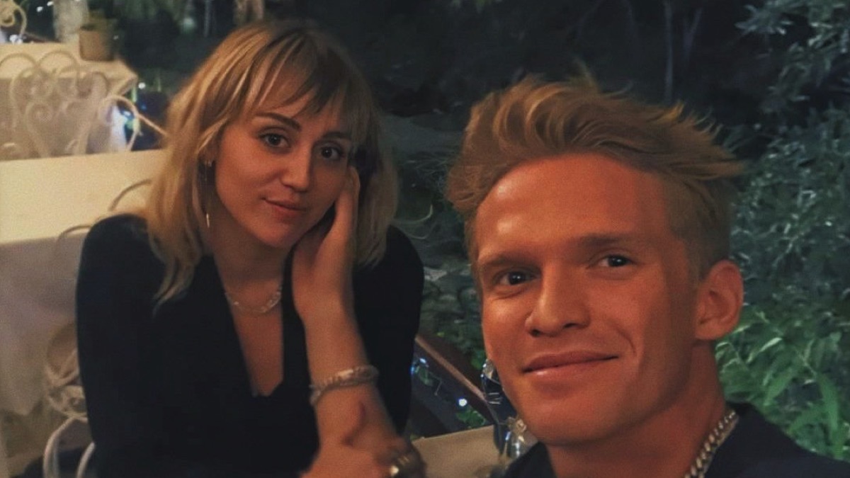 1597425563-miley-cyrus-dan-cody-simpson.jpg