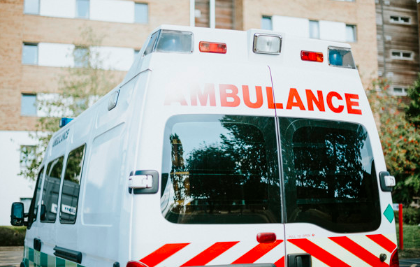 Viral, Ambulans Tertahan Gara-gara Rombongan Mobil Pejabat Lewat