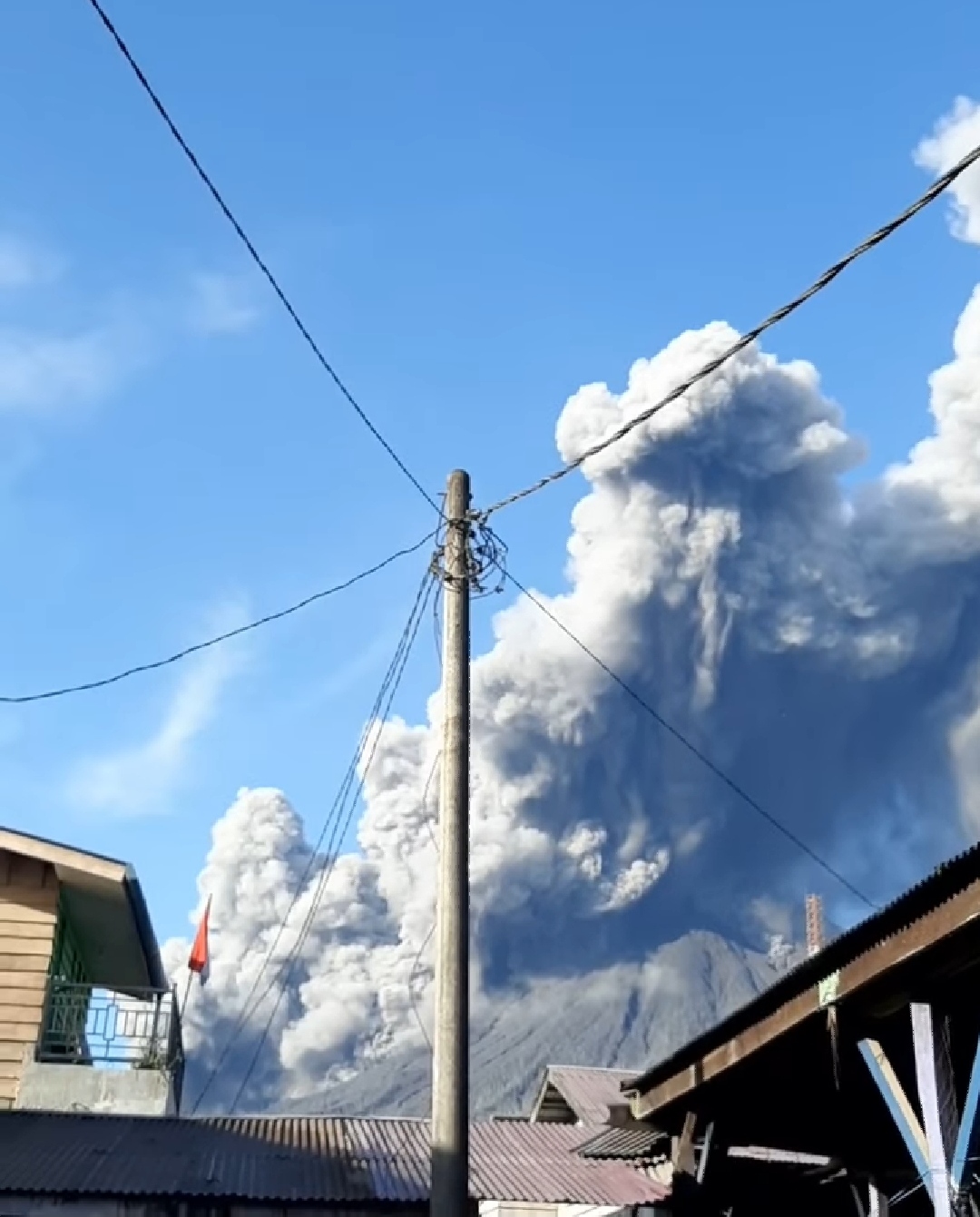 Gunung Sinabung Kembali Erupsi dengan Kolom Abu 1.500 Meter