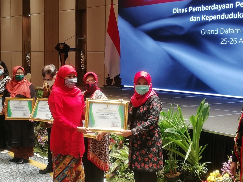 Khofifah Beri Penghargaan pada Tokoh Pegiat Pembangunan Gender di Jatim