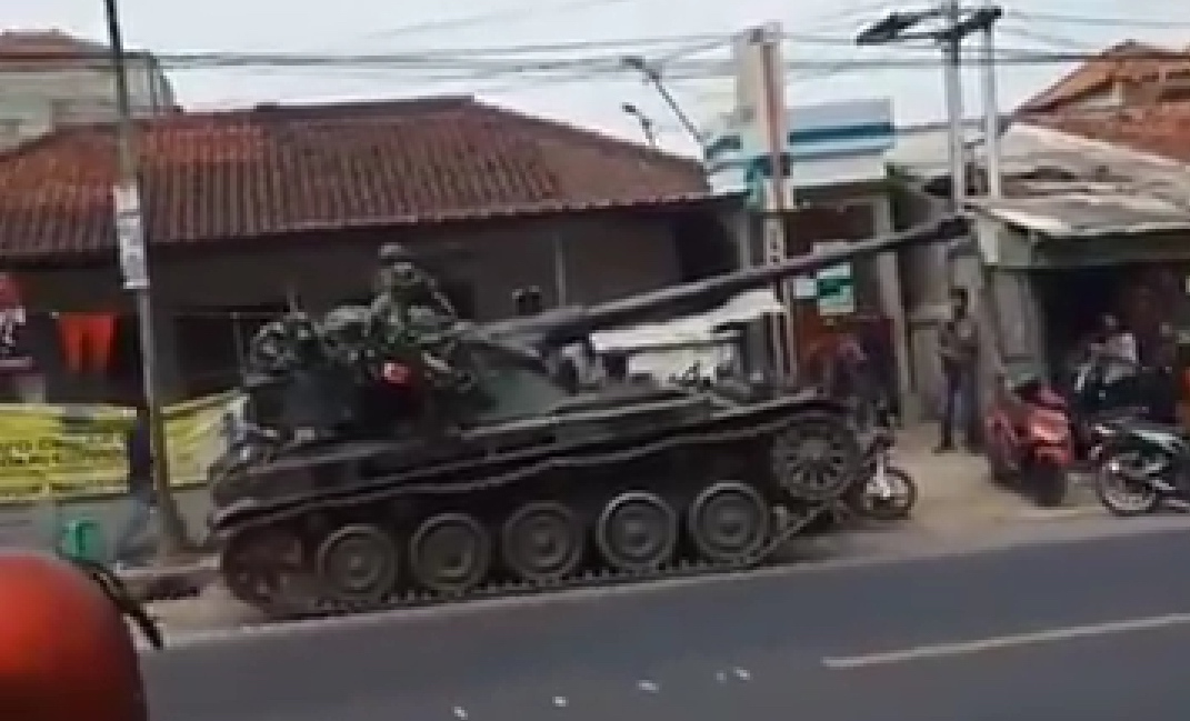 Viral Tank TNI Tabrak Sepeda Motor dan Gerobak Tahu di Bandung
