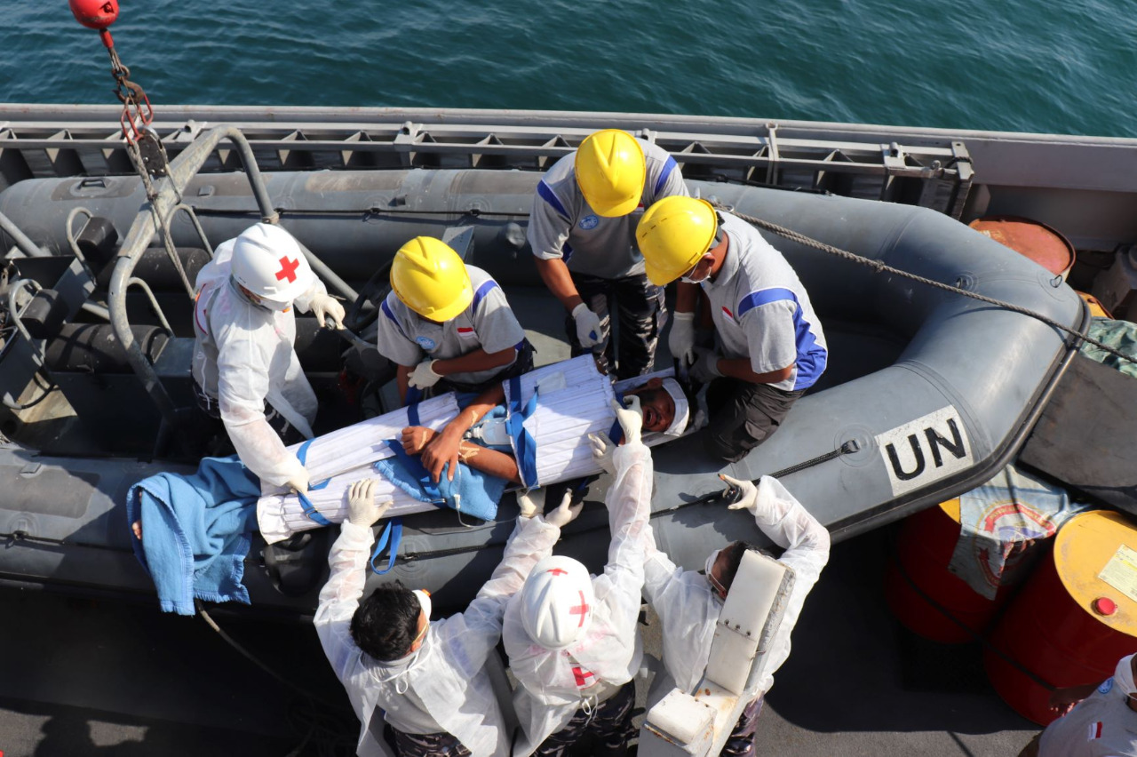 Aksi Heroik Satgas TNI Selamatkan Orang Terapung di Laut Mediterania