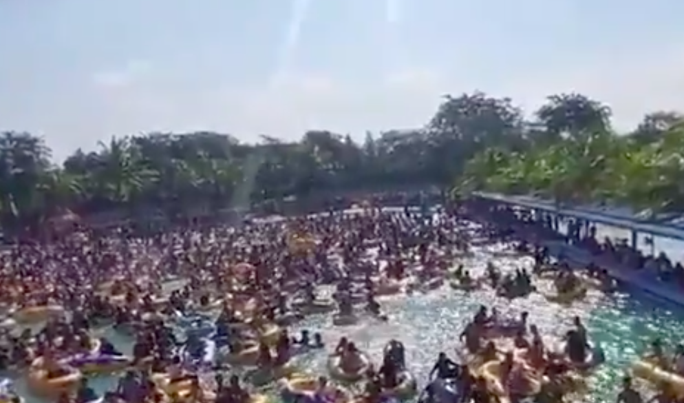 Viral! Ratusan Pengunjung Waterpark di Medan Renang Tanpa Jarak