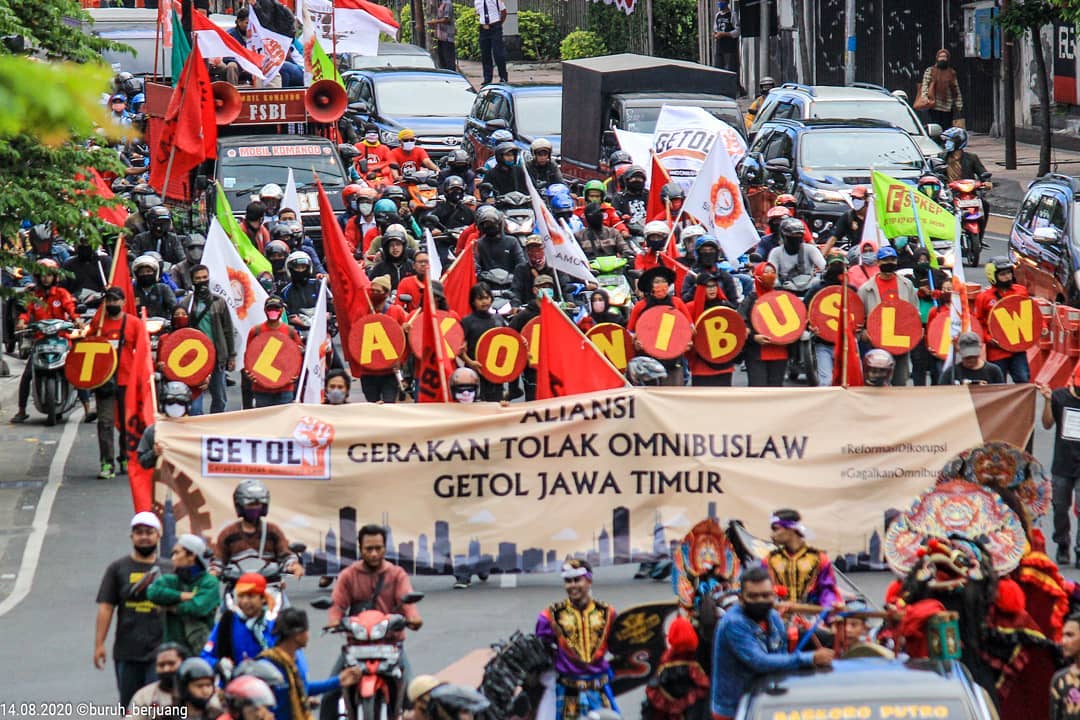 Omnibus Law Belum Dibatalkan, Ribuan Massa Getol Jatim Balik Turun ke Jalan