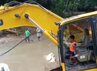 Bocah 5 Tahun Operasikan Excavator buat Bersihkan Sungai