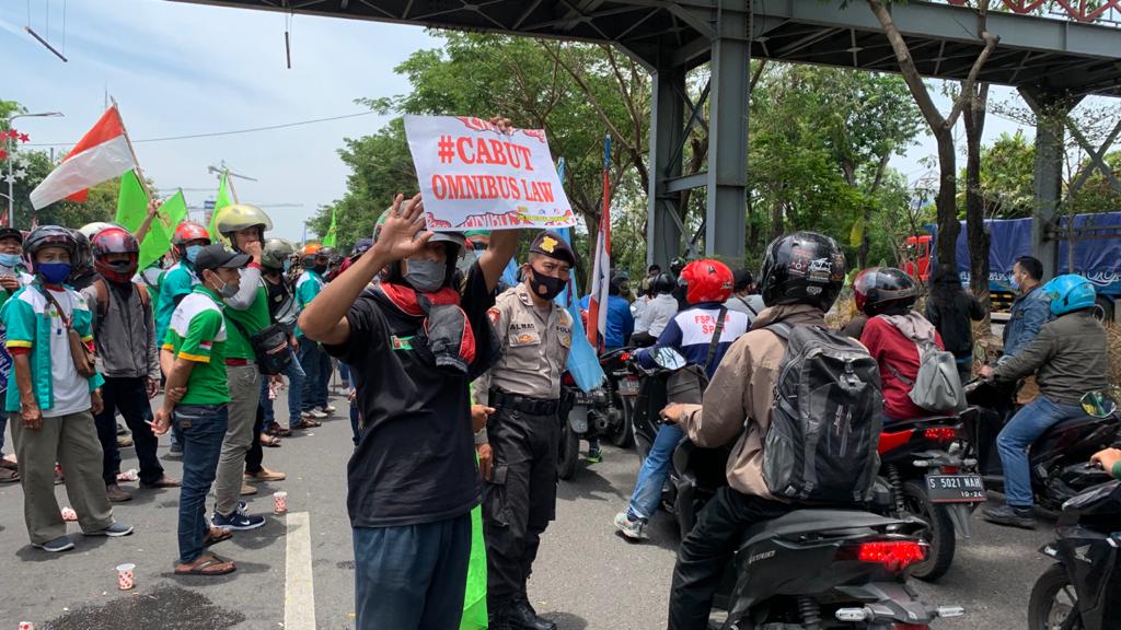 Massa Tolak Omnibus Law di Surabaya Demo ke Gedung Negara Grahadi
