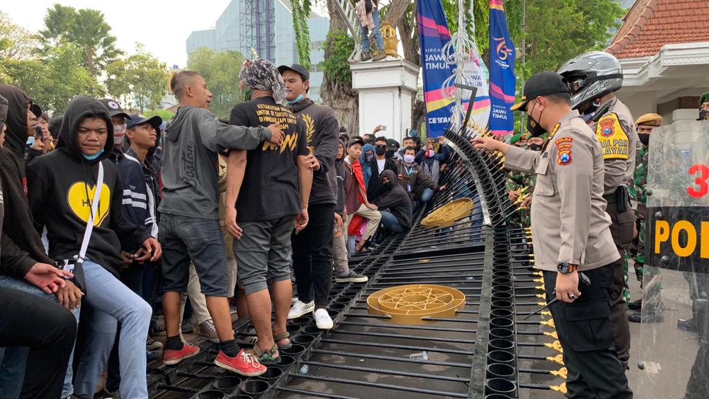 Pagar Gedung Negara Grahadi di Surabaya Dijebol Demonstran