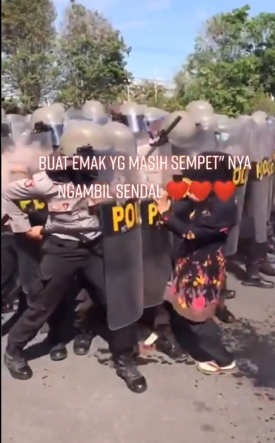 Aksi Kocak Ibu-ibu di Tengah Demo: Ketinggalan Sandal dan Numpang Eksis
