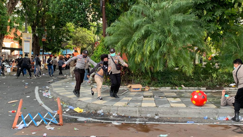 KontraS Temukan 7 Pelanggaran HAM di Aksi Tolak UU Cipta Kerja Surabaya