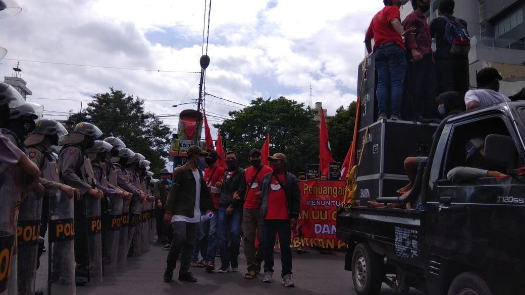 Demonstran di Malang Minta Pemerintah Keluarkan Perppu UU Cipta Kerja