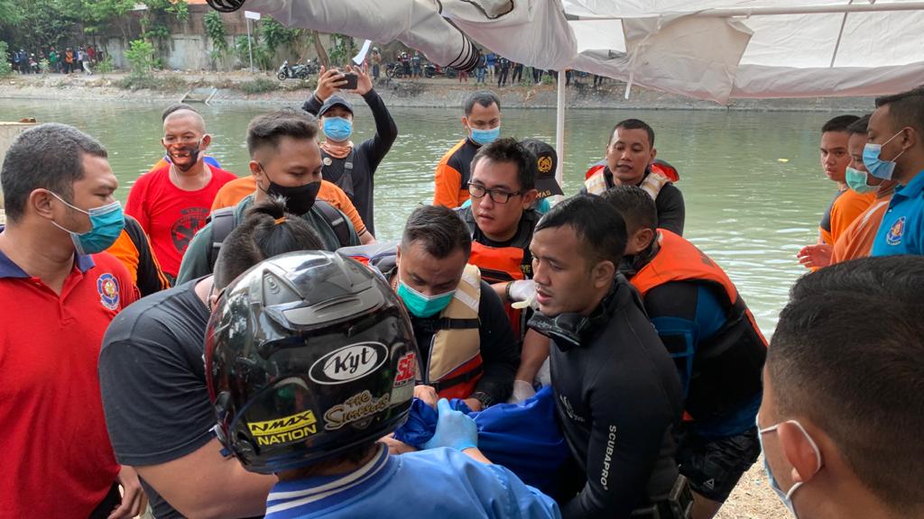 Anak Laki-laki yang Tenggelam di Sungai Kalimas Akhirnya Ditemukan
